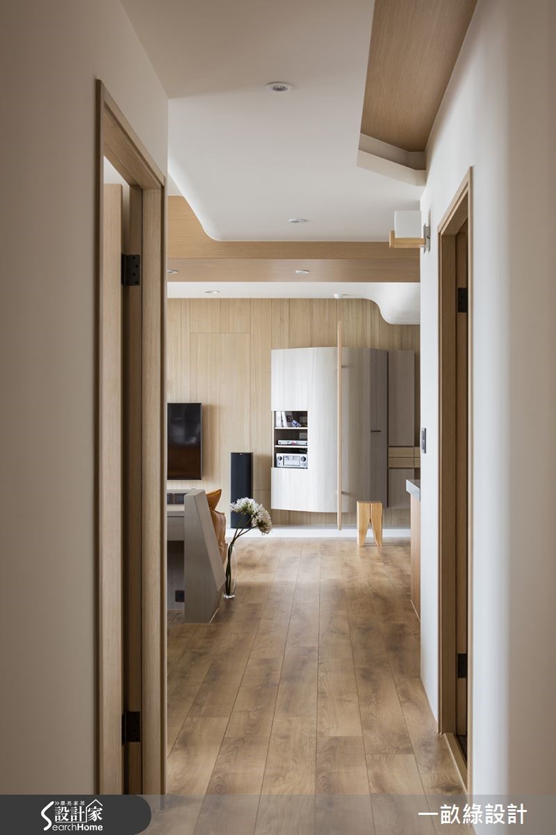 有一定社經地位、熱愛音樂的男主人，為了一圓自己的休